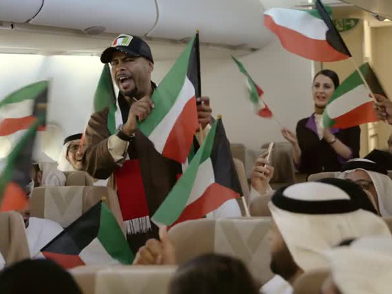 اضغط لمشاهدة الفيديو: الاتحاد للطيران تفاجئ ركاب طائرة للكويت بأغنية احتفاءً باليوم الوطني الكويتي